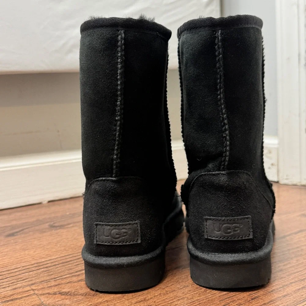 UGG Suede Sheepskin Boots Classic Short II Black Womens 8 Cozy Winter